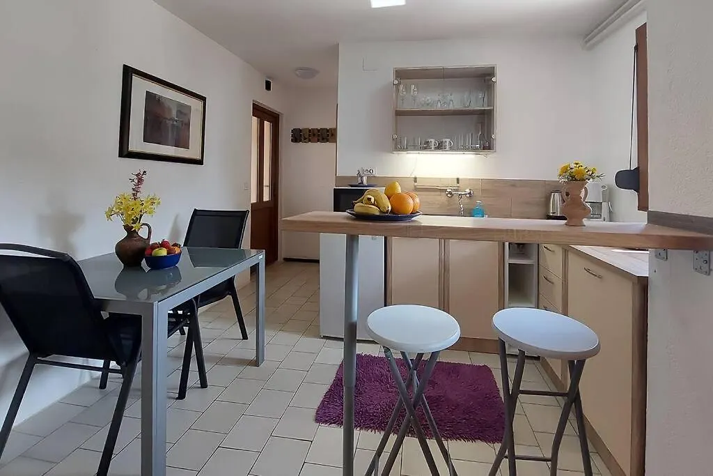 Poolside Compact Family Cottage Sara Rovinjsko Selo Feriehus